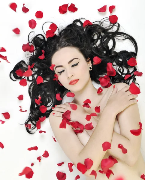 Красивая молодая обнаженная женщина с розами, изолированными на белом — стоковое фото