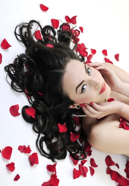 Mulher nua bonita jovem com rosas isoladas em branco — Fotografia de Stock