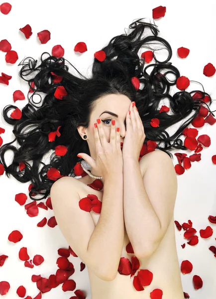 पांढरा वर वेगळे गुलाब सुंदर युवा नग्न स्त्री — स्टॉक फोटो, इमेज