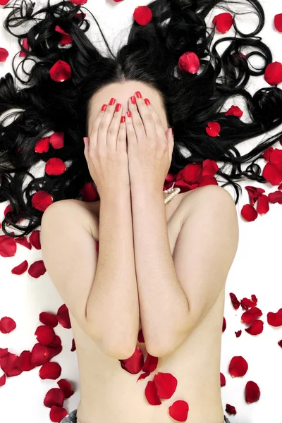 Bella giovane donna nuda con rose isolate su bianco — Foto Stock