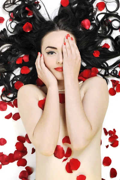 Mulher nua bonita jovem com rosas isoladas em branco — Fotografia de Stock