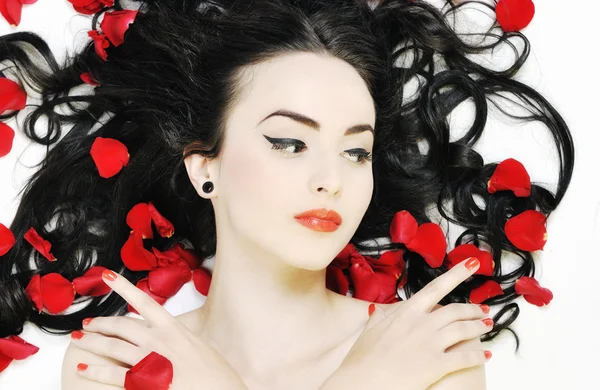 Όμορφη νεαρή γυναίκα γυμνό με τριαντάφυλλα που απομονώνονται σε λευκό — Φωτογραφία Αρχείου