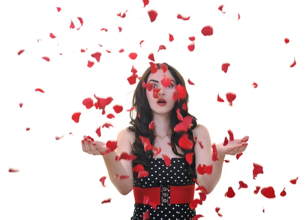 Frau mit fallenden Rosenblättern — Stockfoto