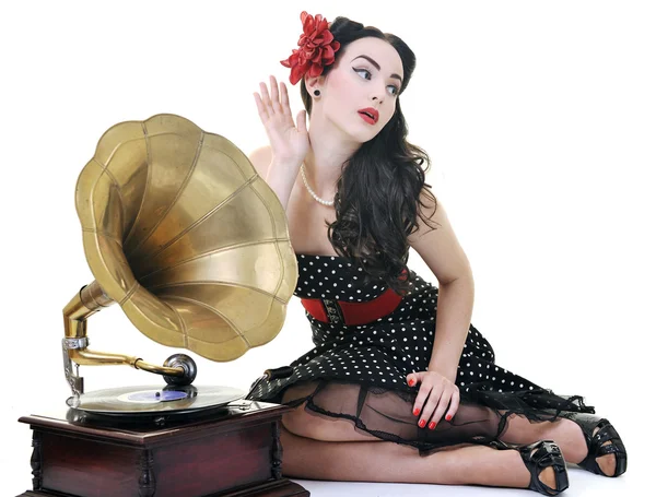 Красивая девушка слушает музыку на старом граммофоне — стоковое фото
