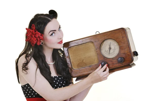 Hezká dívka poslech hudby v rádiu — Stock fotografie