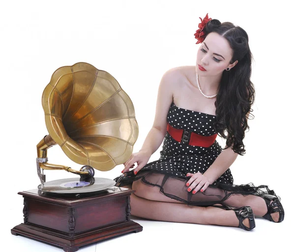 Красивая девушка слушает музыку на старом граммофоне — стоковое фото