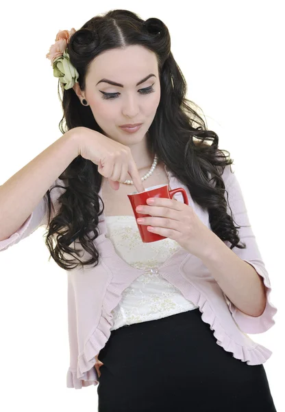 Mooie jonge vrouw met rode staatsgreep van koffie geïsoleerd op wit — Stockfoto