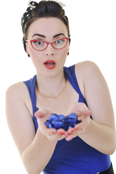 Mujer joven sosteniendo flor azul en las manos — Foto de Stock