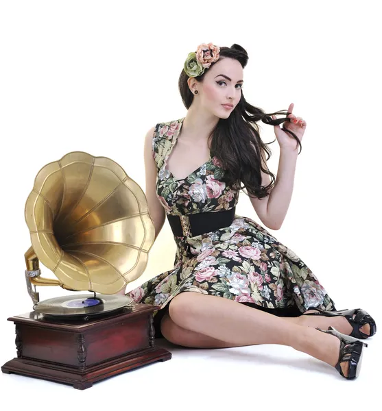 Mooi meisje luisteren muziek op oude grammofoon — Stockfoto