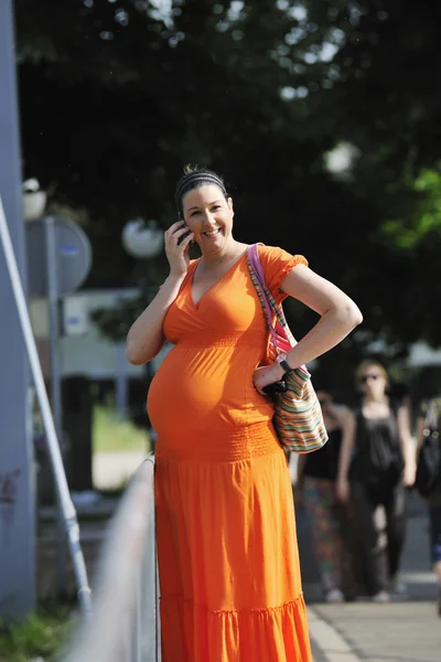 Mujer embarazada feliz hablando por teléfono celular —  Fotos de Stock