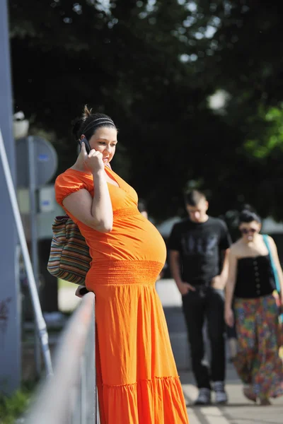 행복 한 임산부가 휴대폰으로 얘기하는 모습 — 스톡 사진