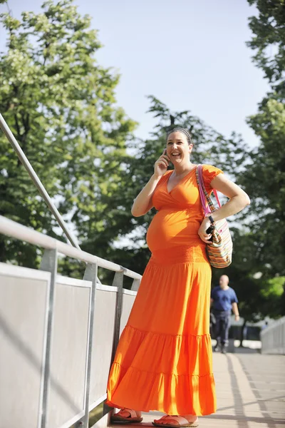 Mulher grávida feliz falando por celular — Fotografia de Stock