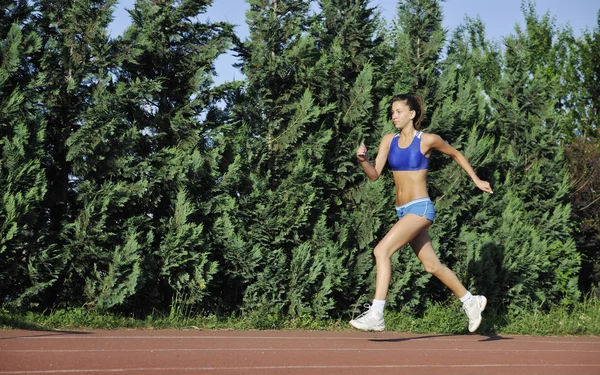 Žena jogging v brzké ráno — Stock fotografie