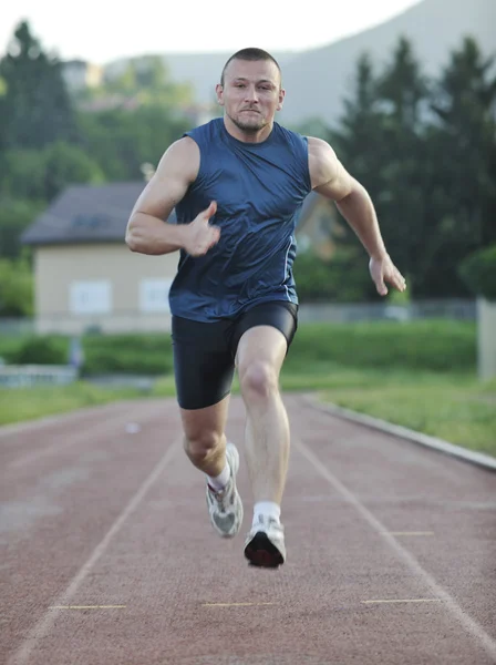 Νεαρός αθλητής τρέχει — Φωτογραφία Αρχείου