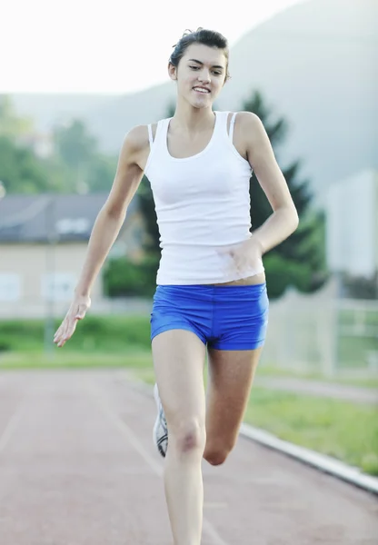 Vrouw joggen in de vroege ochtend — Stockfoto