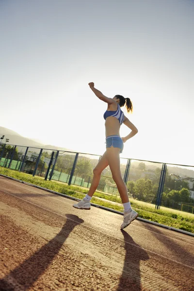 Frau joggt am frühen Morgen — Stockfoto