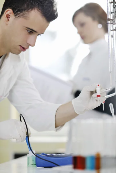 Students couple in lab — Stock Photo, Image