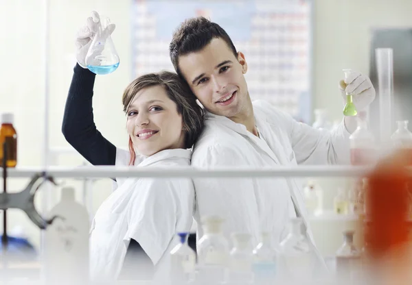 Studenti coppia in laboratorio — Foto Stock