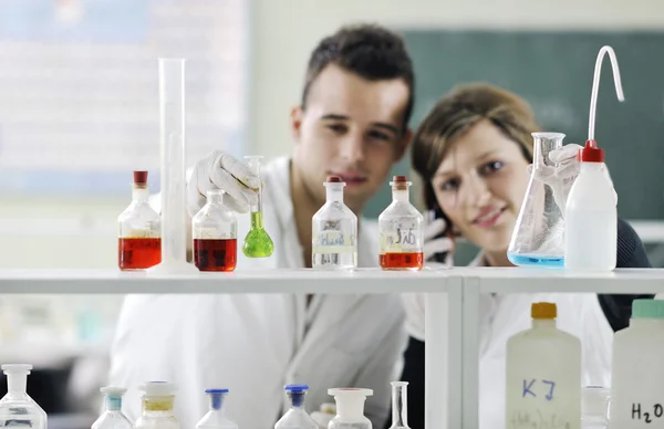 Pareja de estudiantes en laboratorio — Foto de Stock
