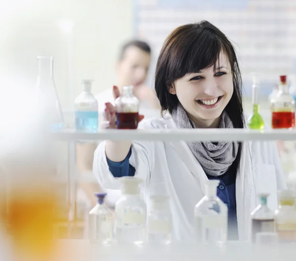 Mujer joven en el laboratorio — Foto de Stock