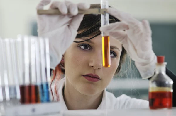 Young woman in lab — Stock Photo, Image