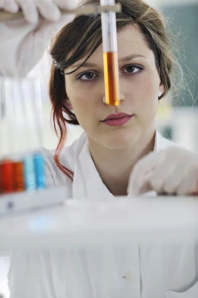 Ung kvinna i lab — Stockfoto