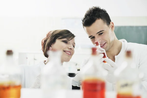 Студенческая пара в лаборатории — стоковое фото