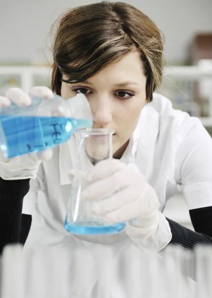 Молода жінка в лабораторії — стокове фото
