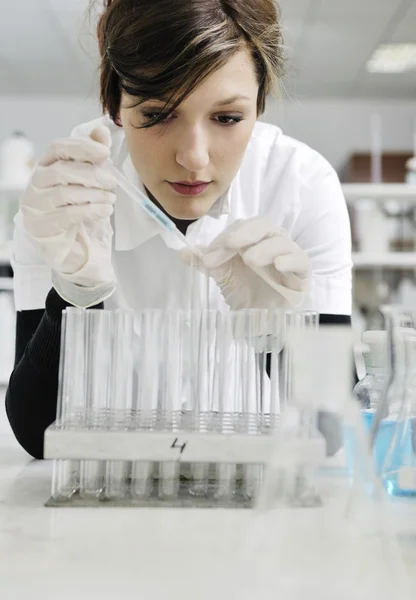 Young woman in lab — Stock Photo, Image