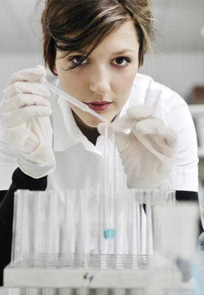 Jeune femme en laboratoire — Photo