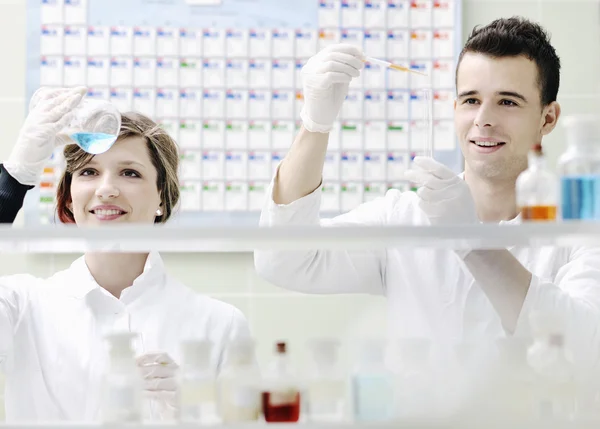 Students couple in lab — Stock Photo, Image
