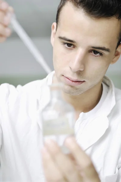 Молодой ученый в лаборатории — стоковое фото