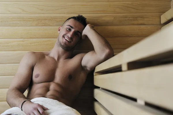 Attraktiver junger Mann in der Sauna — Stockfoto