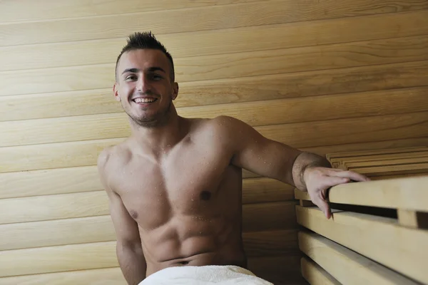 Attraente giovane in sauna — Foto Stock