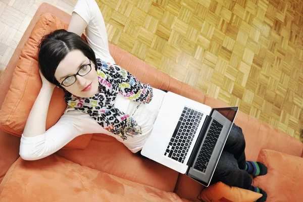 Одна молодая женщина работает на ноутбуке — стоковое фото