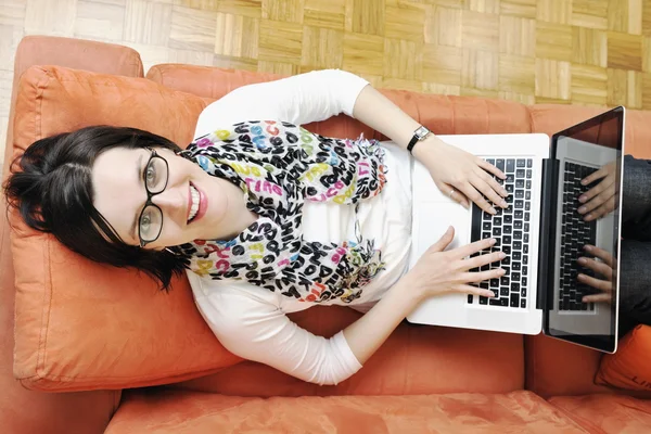 Jedna mladá žena, pracující na laptop — Stock fotografie