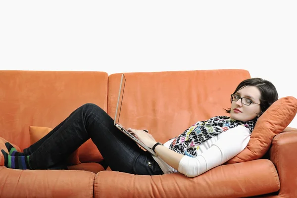 Jedna kobieta, pracująca na laptopie — Zdjęcie stockowe