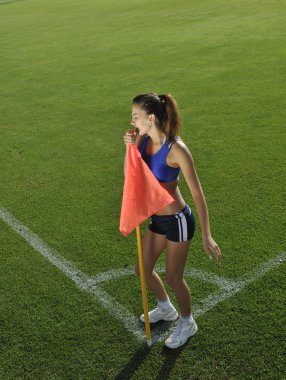 genç kadın Futbol Stadyumu köşesinde
