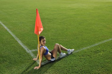 genç kadın Futbol Stadyumu köşesinde