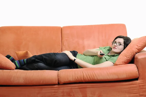 Jovem mulher relaxar no sofá laranja — Fotografia de Stock