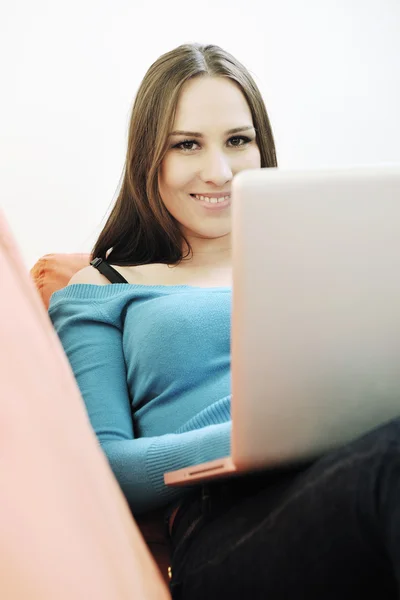 Una giovane donna che lavora sul computer portatile — Foto Stock