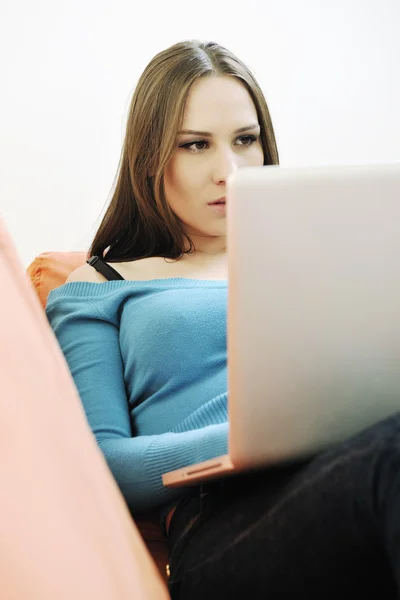 Uma jovem mulher trabalhando no laptop — Fotografia de Stock