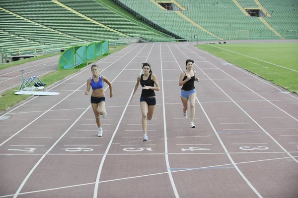 Девушки бегут по легкой атлетике — стоковое фото