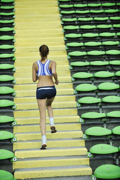Жінка біжить легка атлетика стадіон — стокове фото