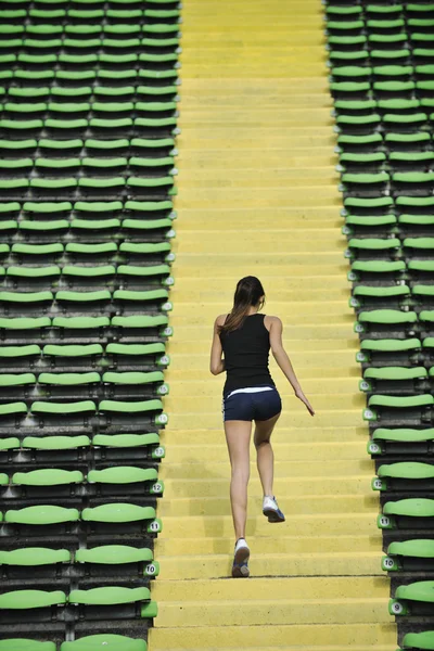 Žena zaběhat na atletický stadion — Stock fotografie