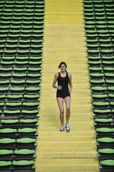 Atlétikai stadionban jogging nő — Stock Fotó