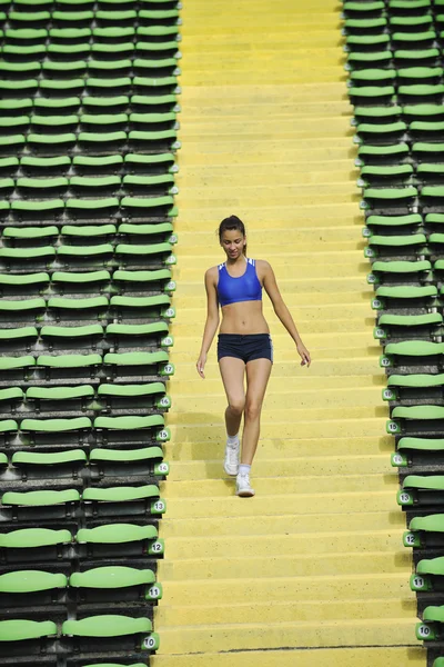 Жінка біжить легка атлетика стадіон — стокове фото