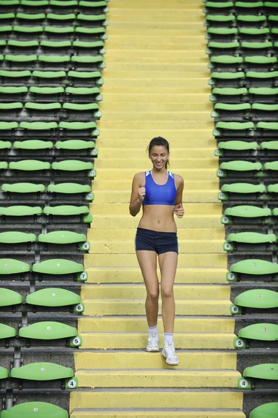 女性の陸上競技場でジョギング — ストック写真