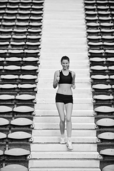 Donna che corre allo stadio di atletica — Foto Stock