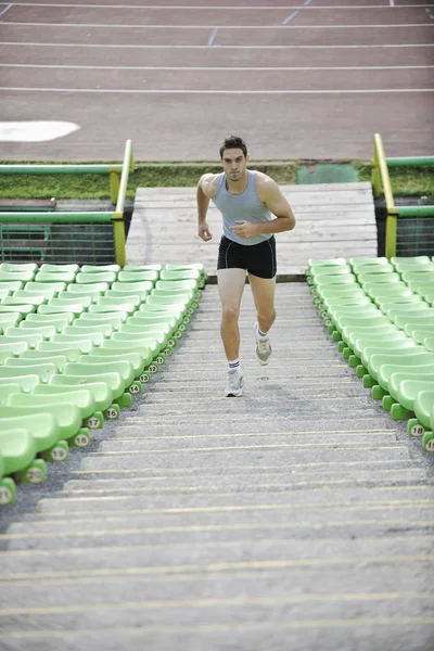 Mladý sportovec běží — Stock fotografie